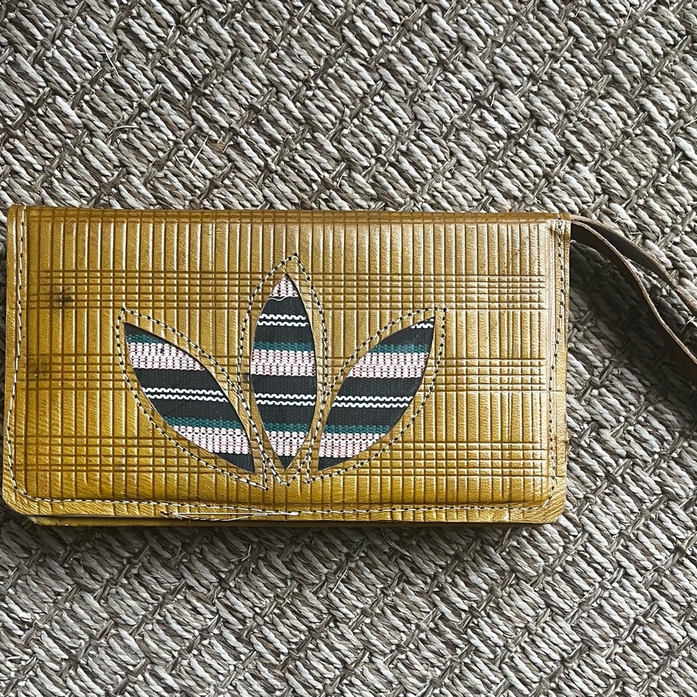 Handmade Textured Leather Wristlet Wallet with Three Leaf InlayDetail.